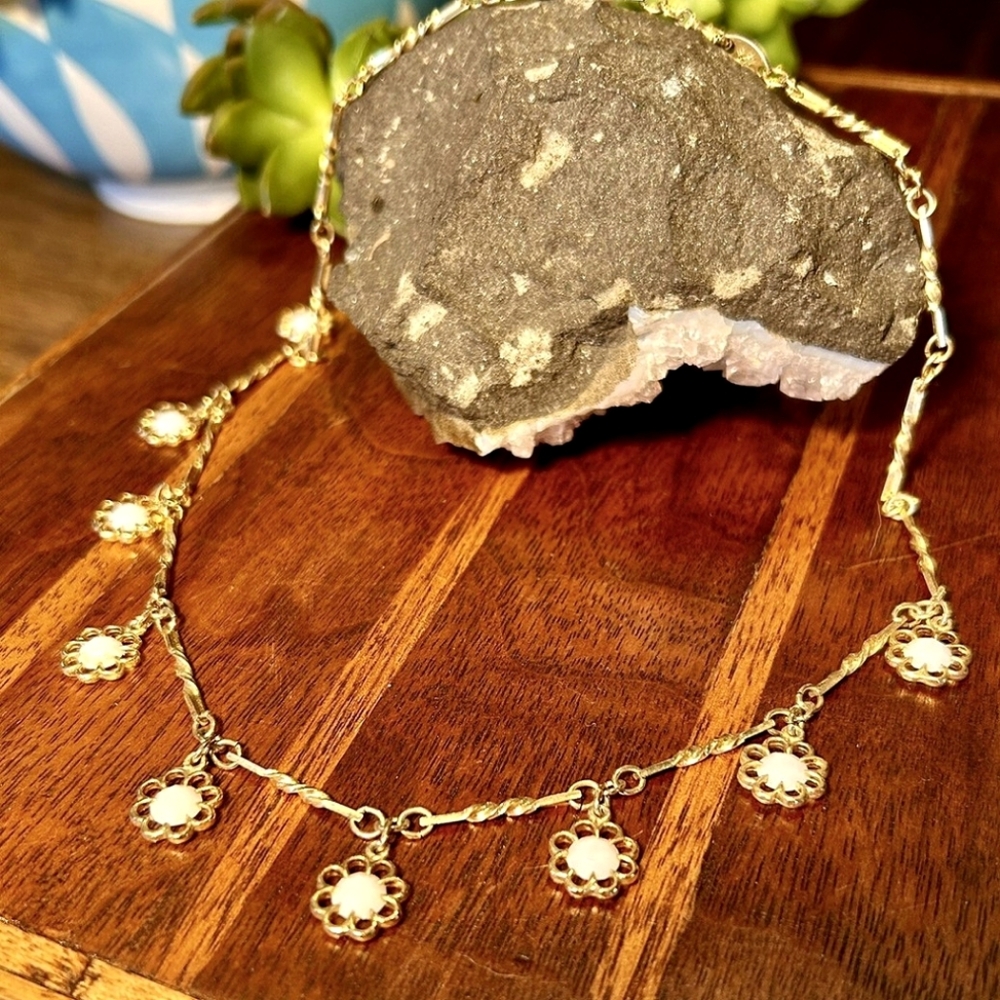 Elegant Gold Floral Necklace